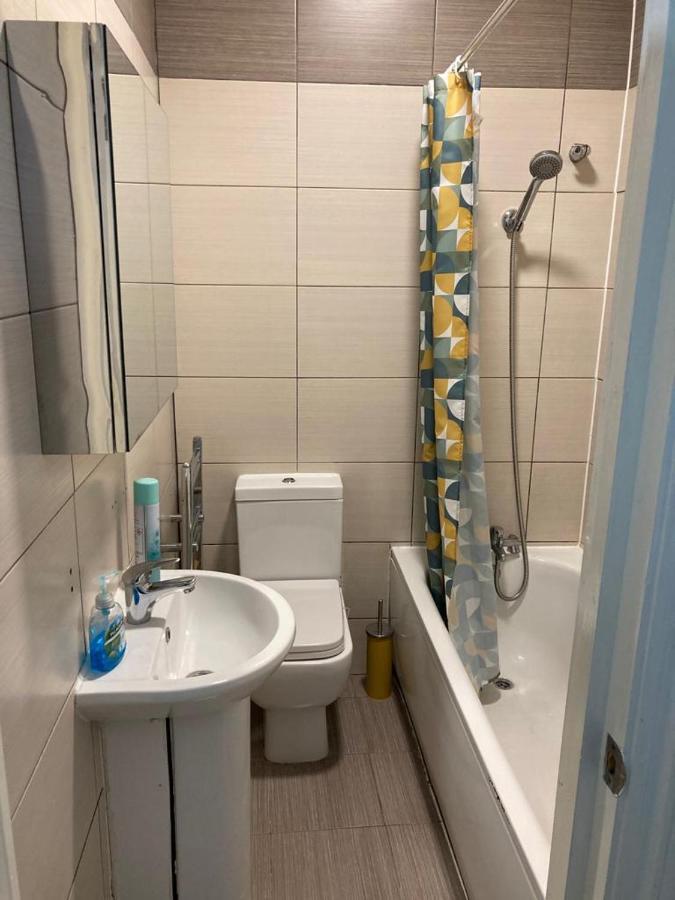 Snug 5-Bedroom Residential Home In Great Londyn Zewnętrze zdjęcie