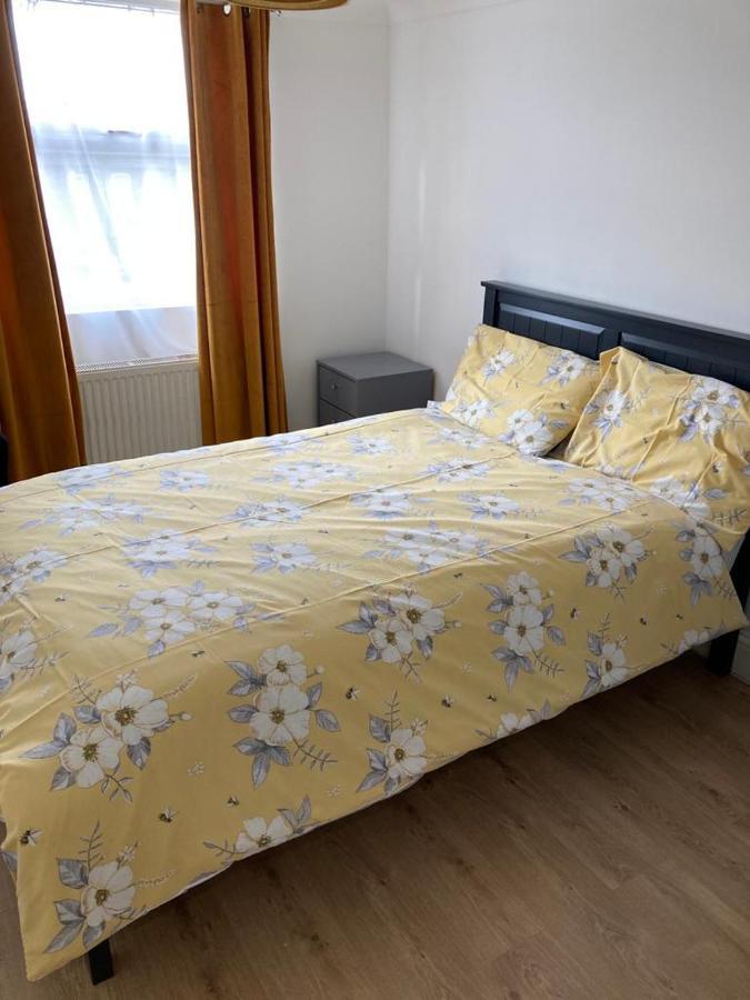 Snug 5-Bedroom Residential Home In Great Londyn Zewnętrze zdjęcie
